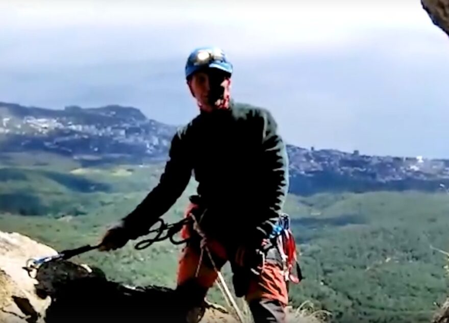 Электромонтёр из Тверской области забрался на крымскую гору и стал всех поздравлять Электромонтёр из Тверской области забрался на крымскую гору и стал всех поздравлять