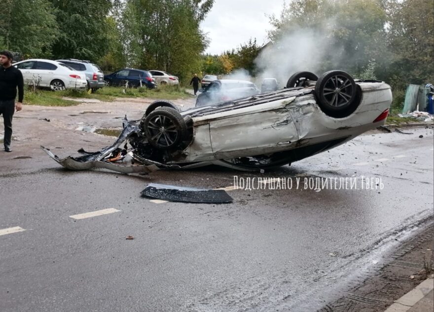 В Твери иномарка на полном ходу протаранила мусорную площадку и перевернулась В Твери иномарка на полном ходу протаранила мусорную площадку и перевернулась