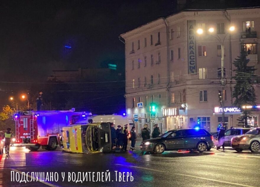 В Твери водитель иномарки не поделил перекресток со «скорой» В Твери водитель иномарки не поделил перекресток со «скорой»