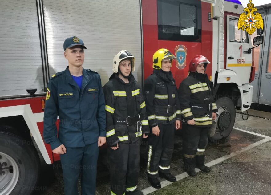Тверские пожарные спасли женщину из охваченной дымом квартиры Тверские пожарные спасли женщину из охваченной дымом квартиры