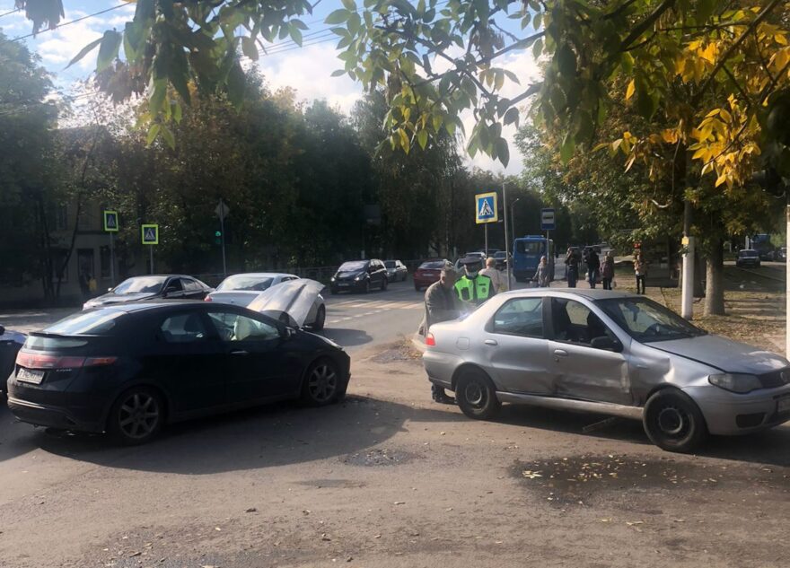 В Твери девушка на иномарке не пропустила "встречку", за что и поплатилась В Твери девушка на иномарке не пропустила "встречку", за что и поплатилась