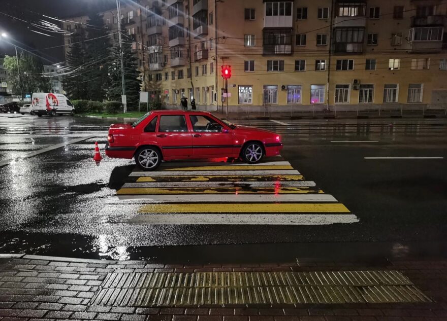В Твери водитель "Вольво" сбил двух молодых людей на пешеходном переходе В Твери водитель "Вольво" сбил двух молодых людей на пешеходном переходе