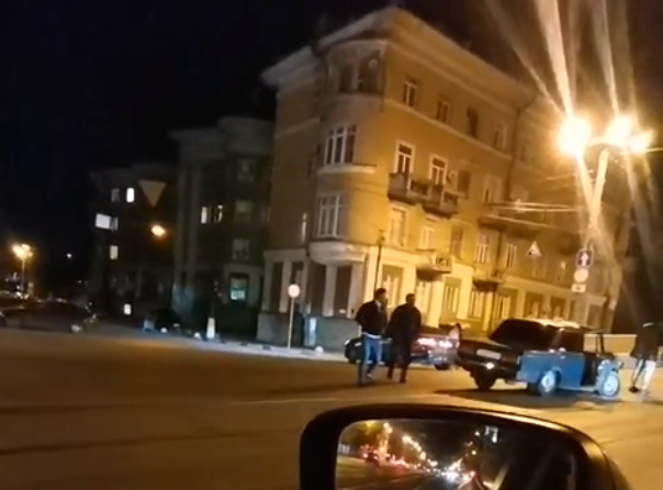 Два человека пострадали в столкновении ВАЗа и "Мерседеса" в центре Твери Два человека пострадали в столкновении ВАЗа и "Мерседеса" в центре Твери