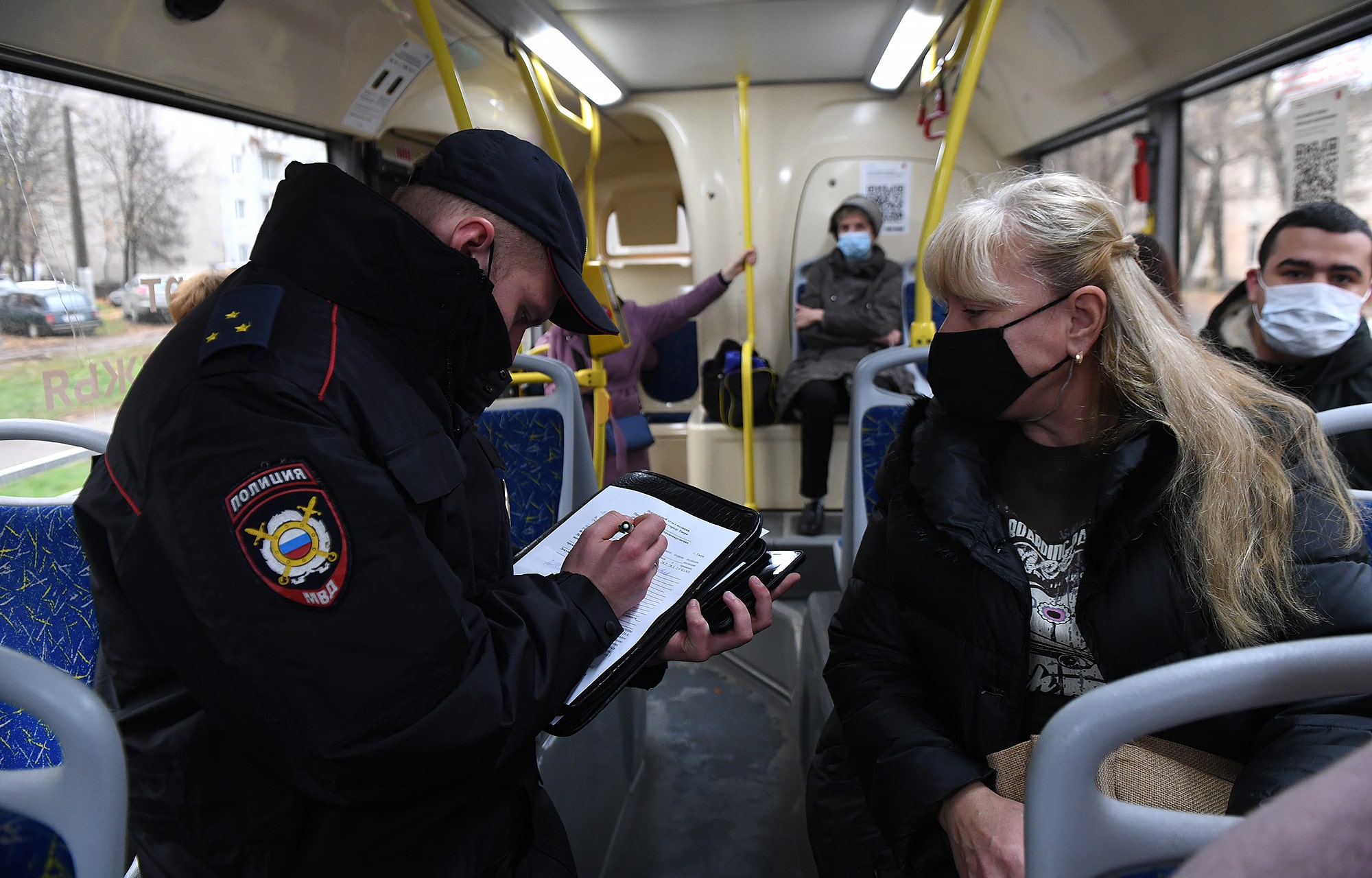 Наказал в автобусе. Рейды в транспорте. Полиция штрафует за маски. Полиция. Контроль в транспорте Верхневолжья.