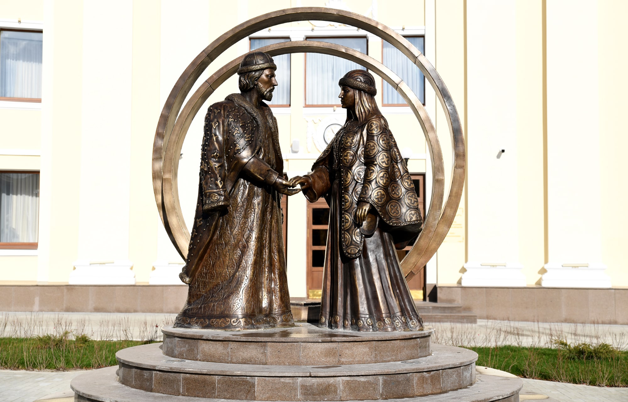 Перед Дворцом бракосочетания в Твери установили скульптуры Михаила Тверского и Анны Кашинской
