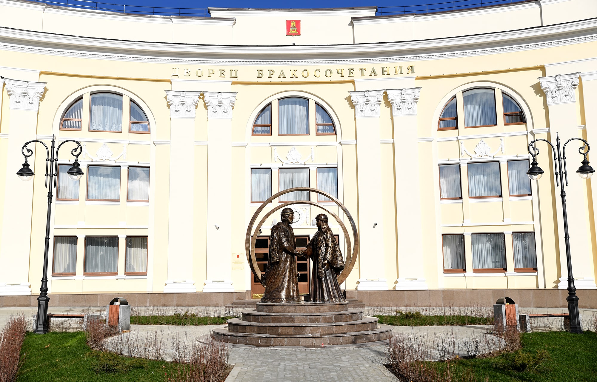 Перед Дворцом бракосочетания в Твери установили скульптуры Михаила Тверского и Анны Кашинской