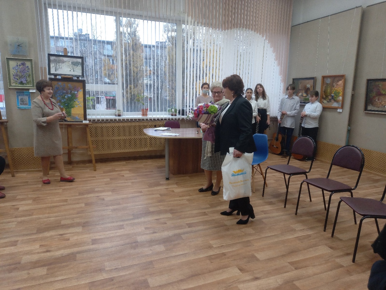 «Как прекрасен этот мир»: в Вышнем Волочке открылась выставка живописи