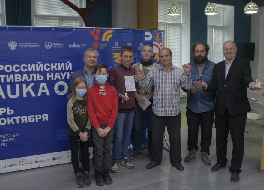 В Твери сыграли в медвежьи шахматы и обсудили роботов-шахматистов В Твери сыграли в медвежьи шахматы и обсудили роботов-шахматистов