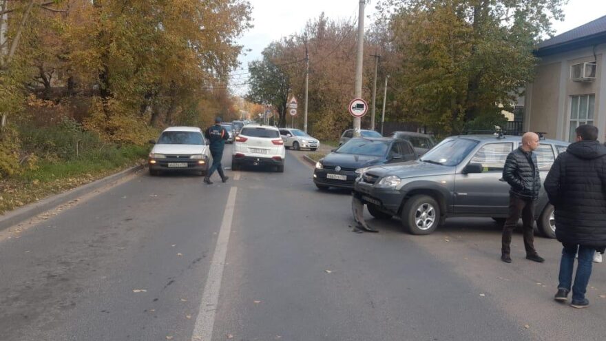 В Твери водитель "Шевроле" не уступил дорогу и устроил тройное ДТП В Твери водитель "Шевроле" не уступил дорогу и устроил тройное ДТП