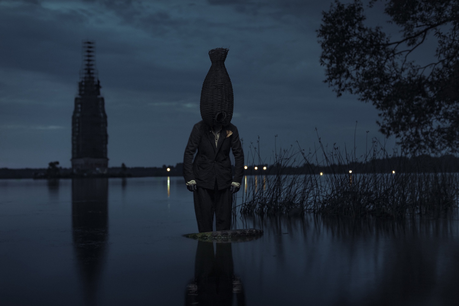Мистические образы создали модельеры на фоне затопленной колокольни в Тверской области