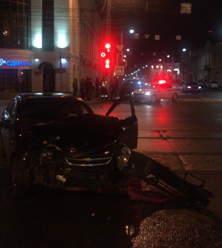 Одногодки на иномарках не поделили дорогу в центре Твери