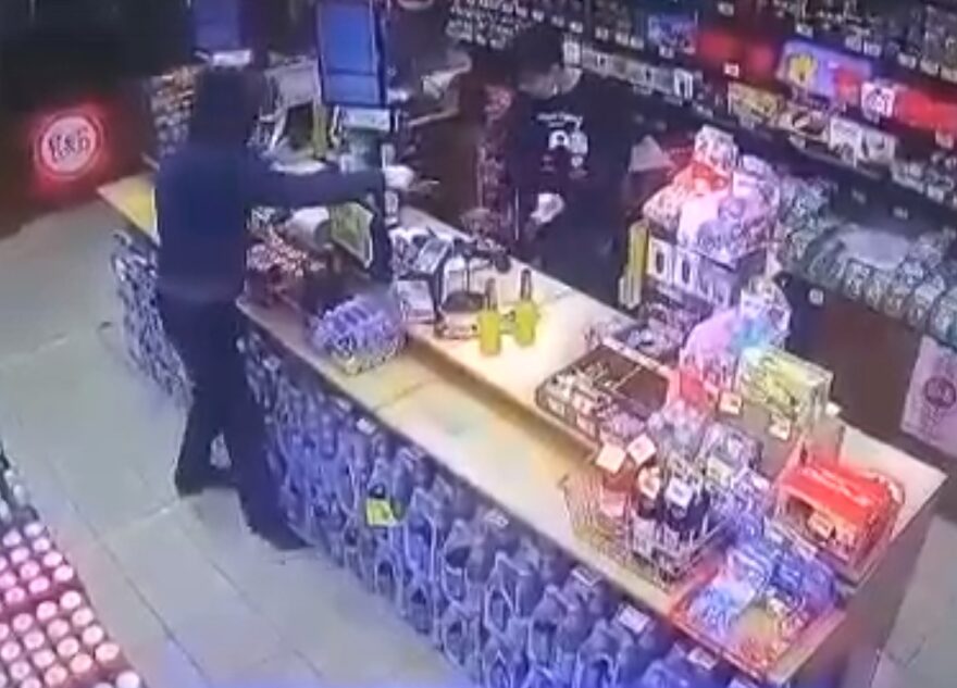 В Тверской области мужчина с пистолетом ограбил алкомаркет В Тверской области мужчина с пистолетом ограбил алкомаркет