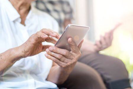Тверские пенсионеры осваивают смартфоны, интернет и бесконтактные платежи