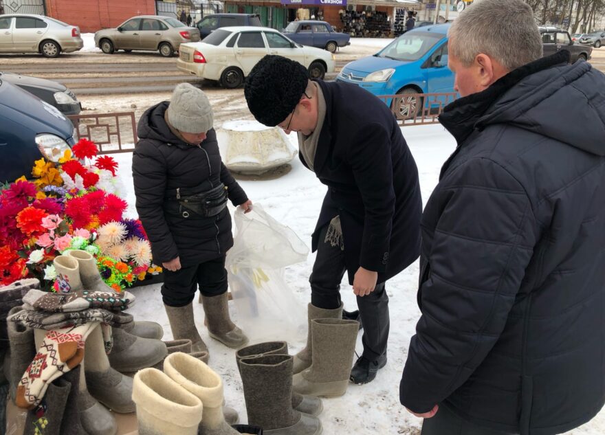 Представители шведского посольства присмотрели валенки на рынке в Тверской области Представители шведского посольства присмотрели валенки на рынке в Тверской области