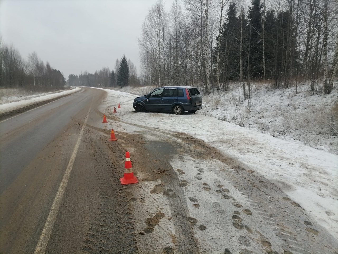 В Тверской области пострадала пассажирка врезавшегося в дерево "Форда"