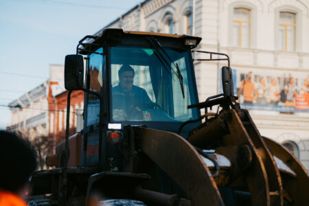 Больше 300 машин расчищают от снега дороги Тверской области