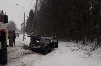 Водитель, которого зажало в машине на трассе в Тверской области, погиб