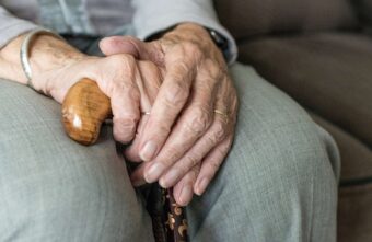 В Тверской области 83-летняя пенсионерка стала жертвой грабителя