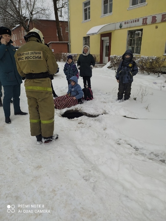 В Тверской области девочка провалилась в открытый канализационный люк