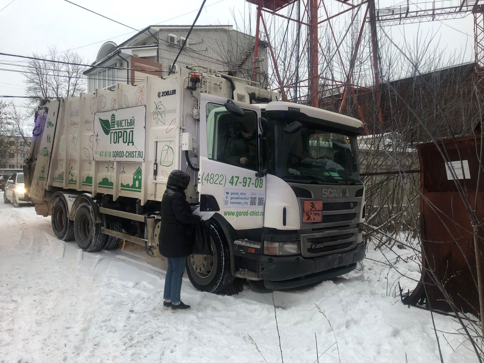 В Твери покатившийся мусоровоз вдавил водителя в забор | ТОП Тверь новости