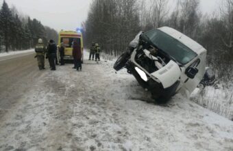В Тверской области сразу три автомобиля оказались в кювете после аварии