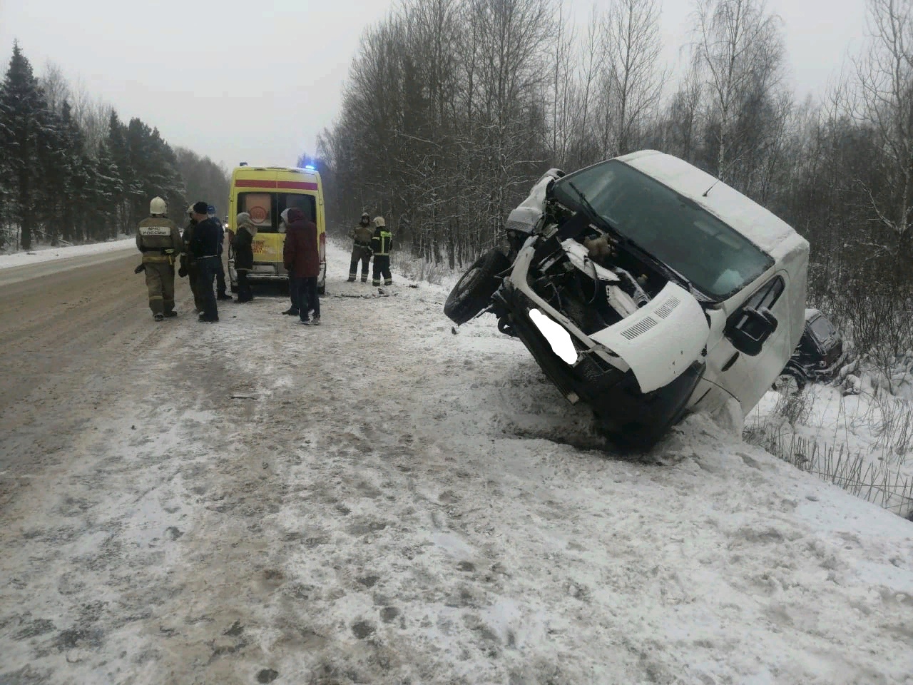 В Тверской области сразу три автомобиля оказались в кювете после аварии