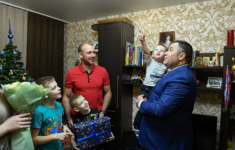 Накануне Нового года Игорь Руденя привез подарки маленьким жителям Тверской области