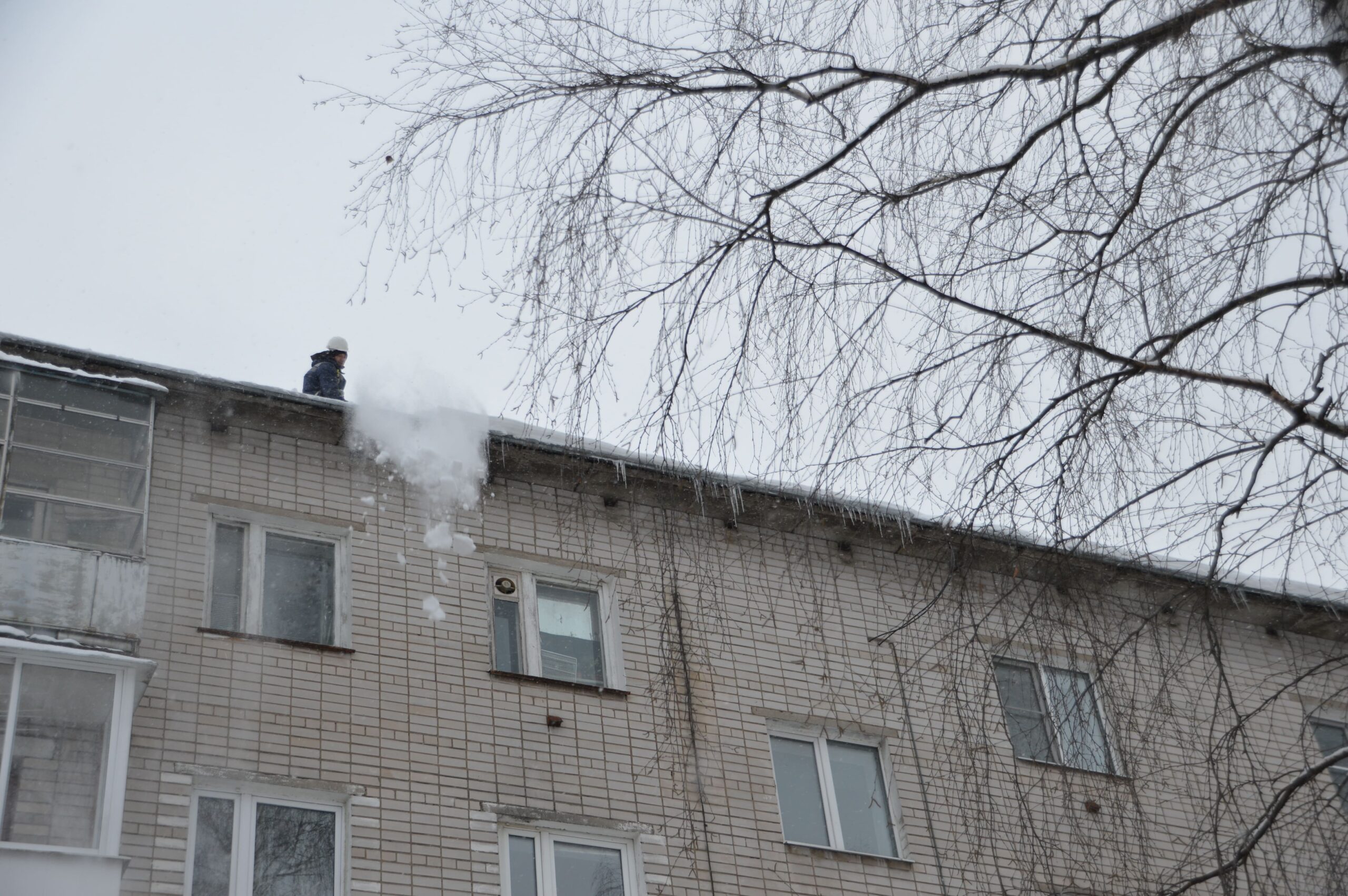 Крыши домов во всех районах Твери очищают от снега, наледи и сосулек