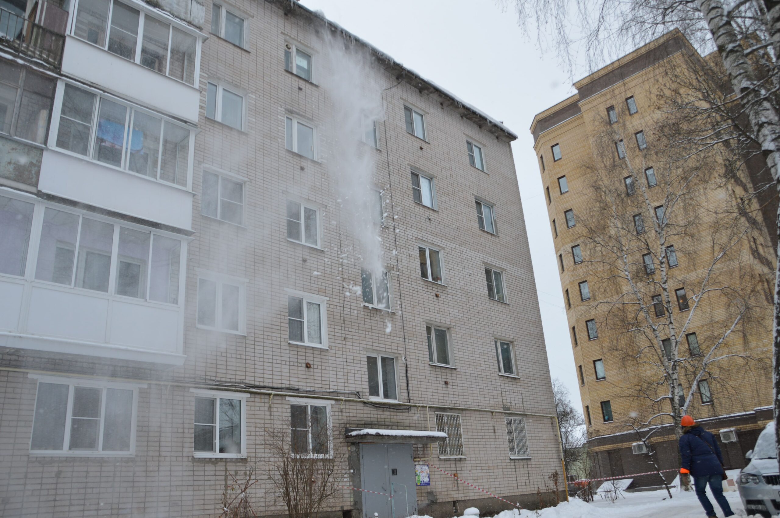 Крыши домов во всех районах Твери очищают от снега, наледи и сосулек