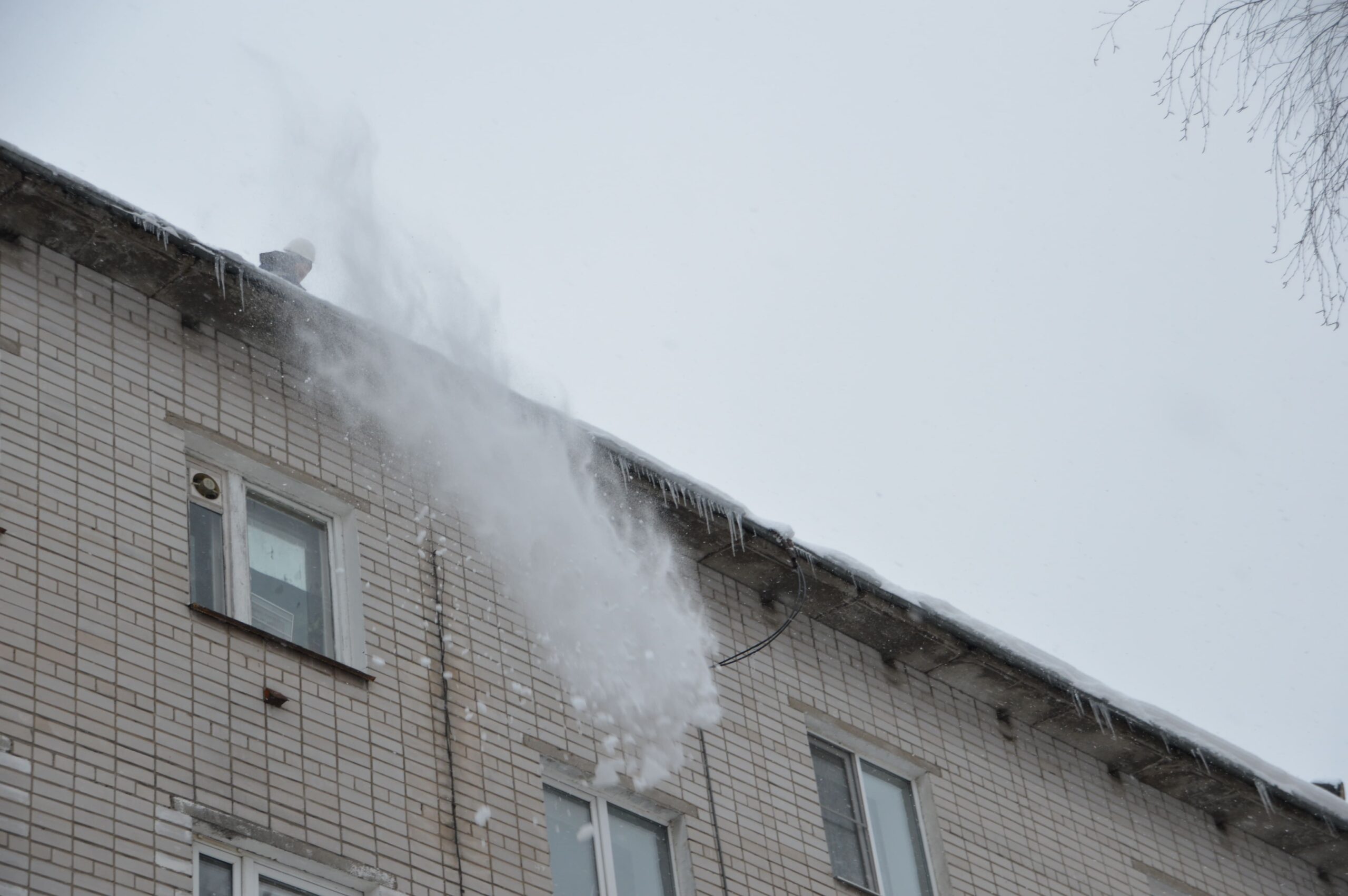 Крыши домов во всех районах Твери очищают от снега, наледи и сосулек