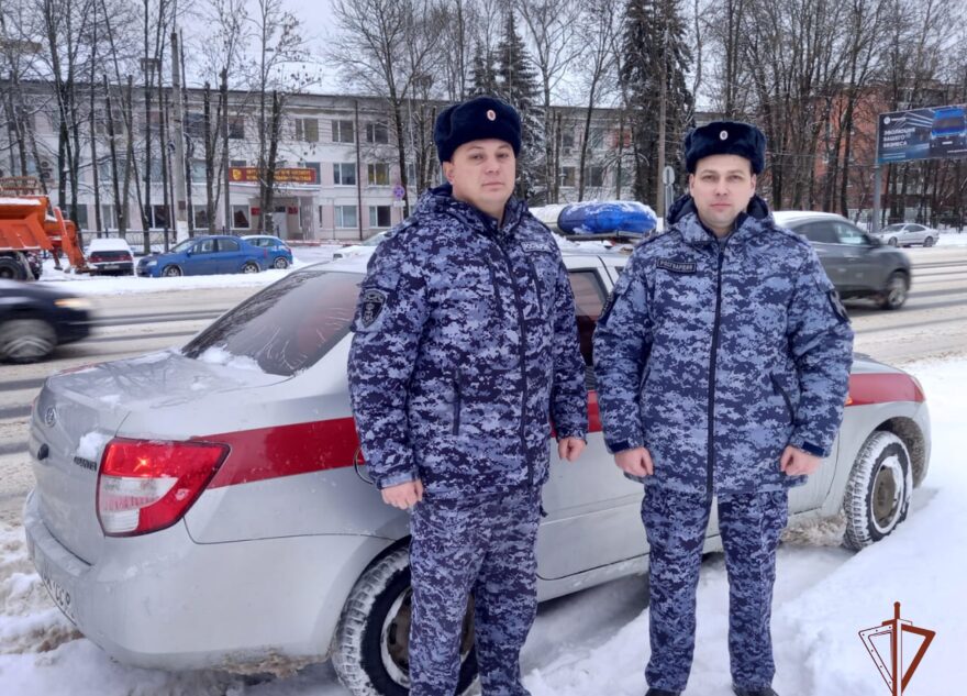 В Твери росгвардейцы помогли на дороге мужчине, у которого кончился бензин В Твери росгвардейцы помогли на дороге мужчине, у которого кончился бензин