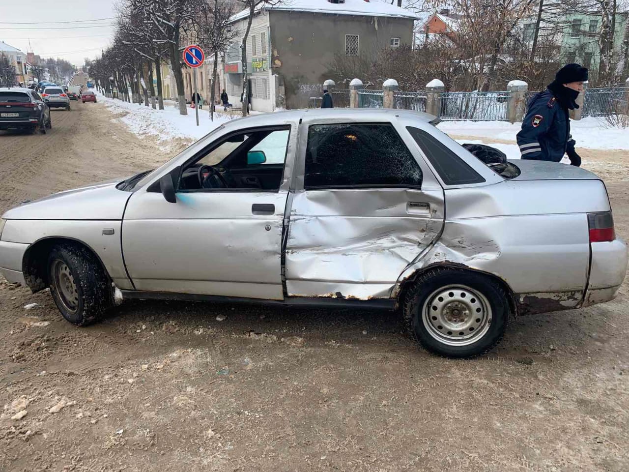 Пенсионер пострадал в столкновении ВАЗа и МАЗа в Тверской области