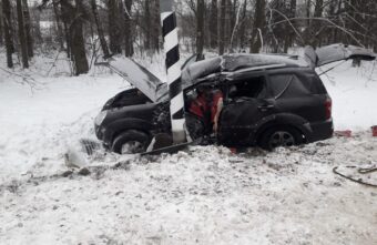 На трассе в Тверской области в аварию попала семейная пара