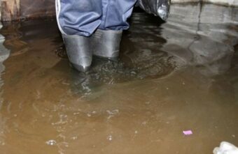 За потоп в подвале в Тверской области виновного наказали мизерным штрафом