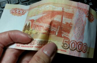 Житель Тверской области вернул соседке долг деньгами «банка приколов»