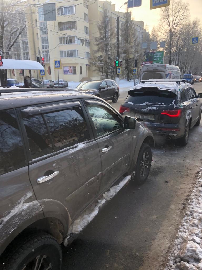 Женщина пострадала в столкновении двух иномарок на светофоре в Твери