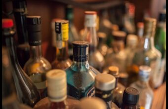 В Твери будут судить бывших полицейских за 600 бутылок водки и коньяка