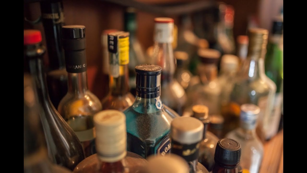 В Твери будут судить бывших полицейских за 600 бутылок водки и коньяка