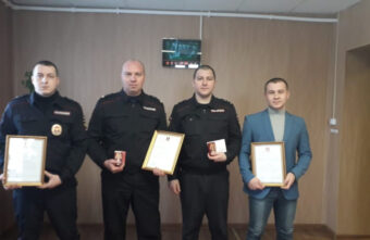 Полицейские Тверской области получили награды за помощь жителям рухнувшего дома