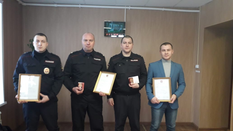 Полицейские Тверской области получили награды за помощь жителям рухнувшего дома