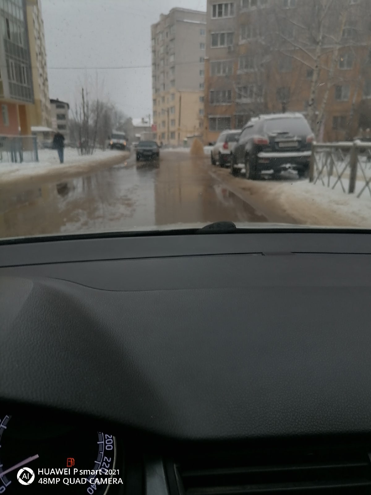 В Твери фонтан из нечистот парализовал движение автомобилей