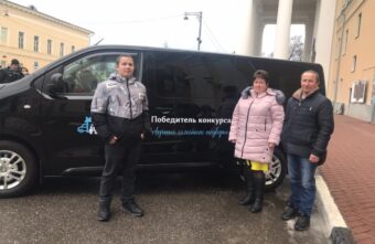 Калязинская семья получила из рук губернатора ключи от микроавтобуса