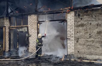 Отделения всех пожарных частей Твери тушат горящий склад
