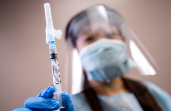 Детей в Тверской области будут вакцинировать от ковида по календарю прививок