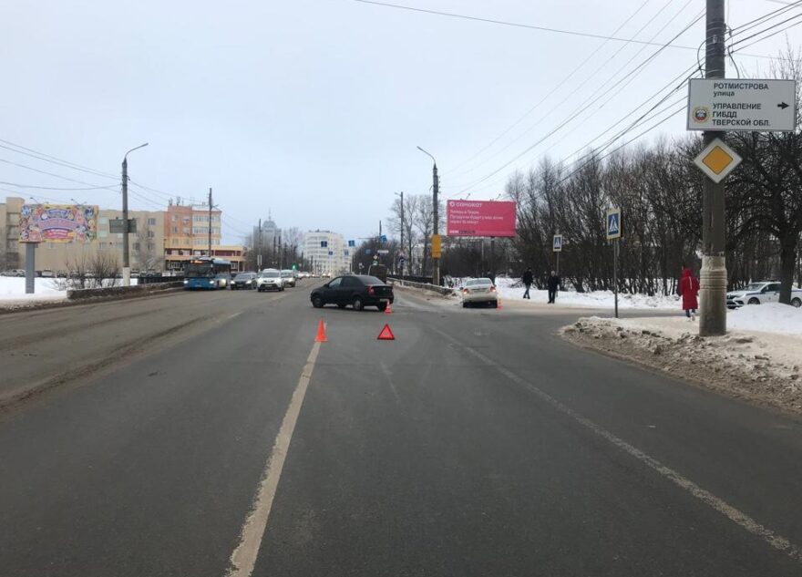 Водителю иномарки понадобилась срочная помощь врачей после аварии в Твери