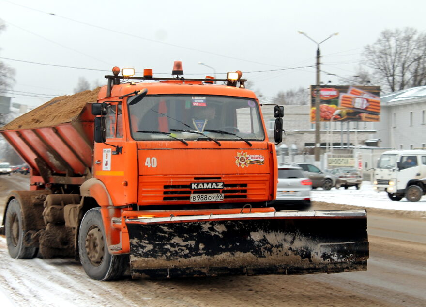 На уборку улиц Твери отправили 30 машин и 120 дворников