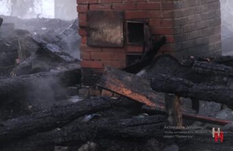 У многодетной семьи в Тверской области за полчаса сгорел дом и все вещи