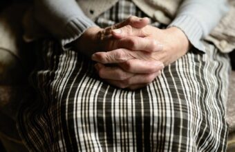В Тверской области внучка оставила 90-летнюю пенсионерку без сбережений В Тверской области внучка оставила 90-летнюю пенсионерку без сбережений
