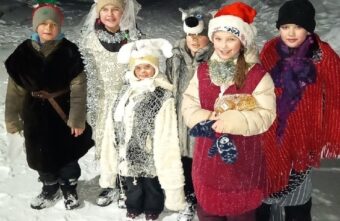 Школьники из Тверской области колядовали и предсказывали будущее Школьники из Тверской области колядовали и предсказывали будущее