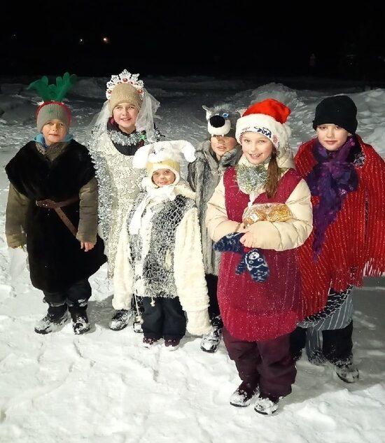 Школьники из Тверской области колядовали и предсказывали будущее